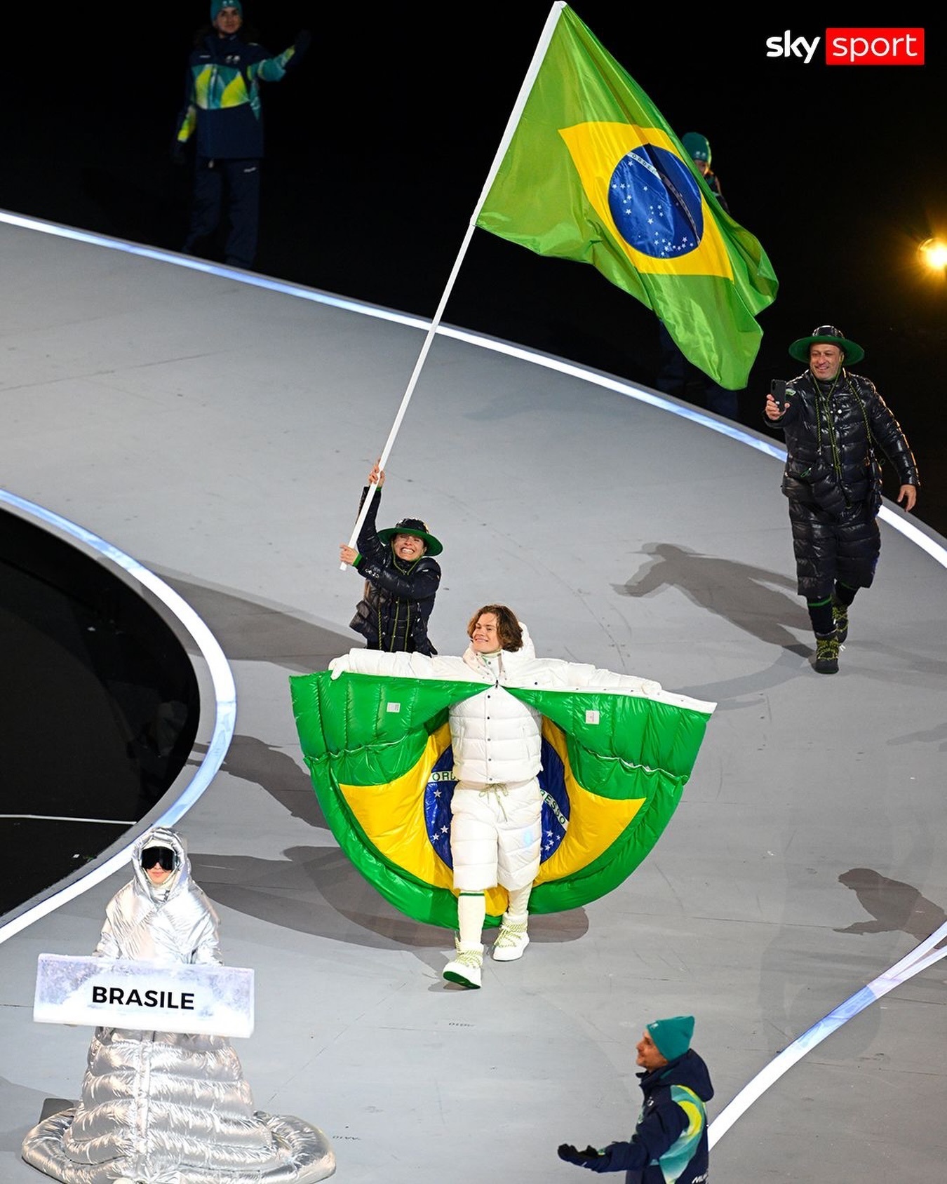 米兰冬奥会今日凌晨正式开幕，这场冰雪盛会的入场式，俨然成了一场行走在雪地里的高级