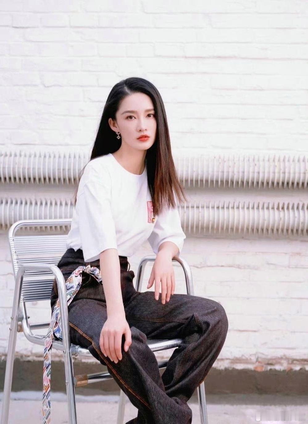 高冷御姐风的李沁太美了，迷的人神魂颠倒！ 