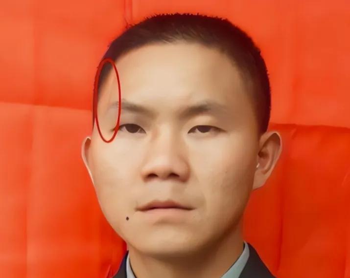2007年，士兵卢加胜在训练时额头上的疤痕引起了军队政委的注意，在一系列询问后，
