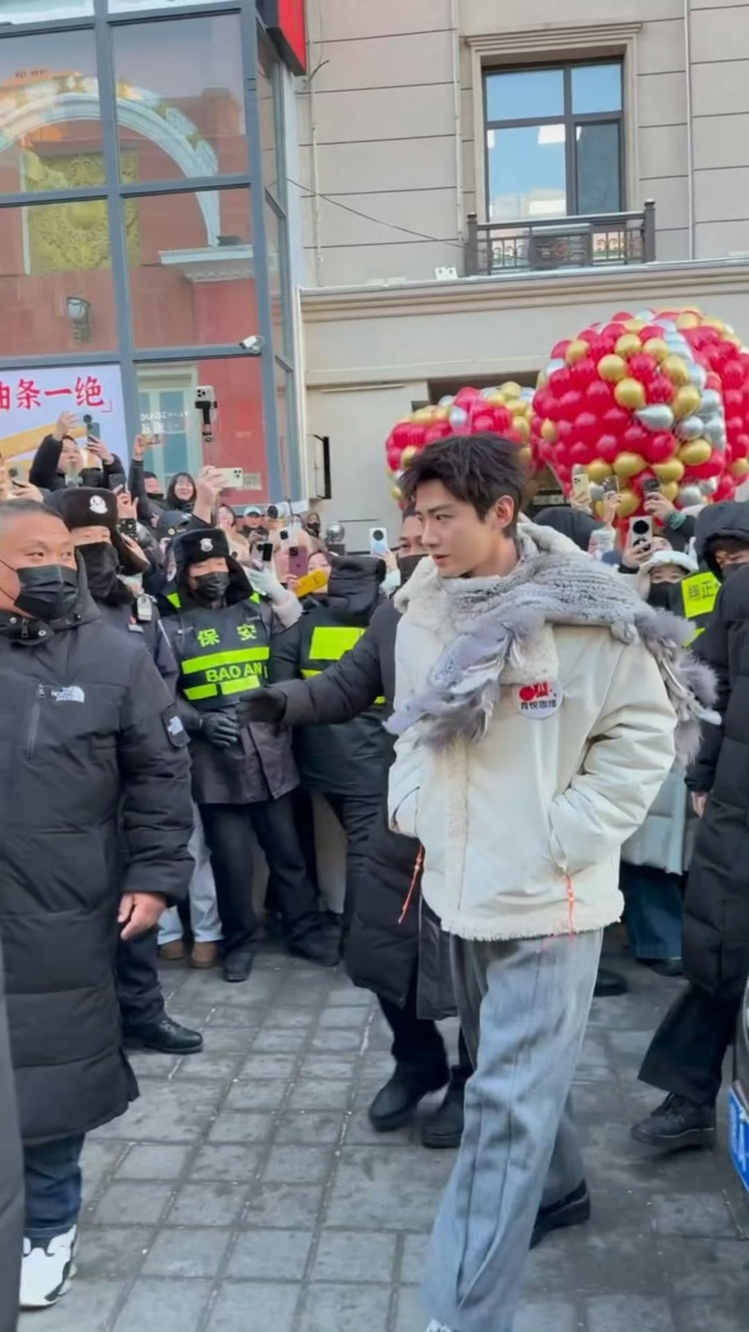 白敬亭肯悦点灯上班生图，太帅啦 