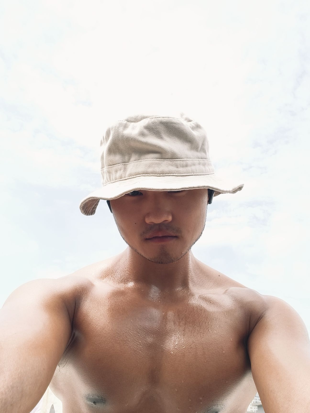 一觉醒来有一个和我一模一样的人站在床边和我说：“往后由我顶替你的人生”我：“好的
