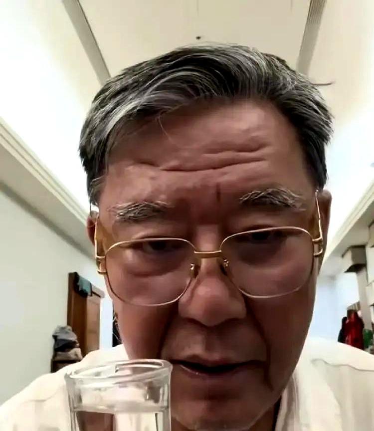 70岁李立群还清最后一笔债那天，只买了半只烧鹅。他对着账单说：终于能死了。
 