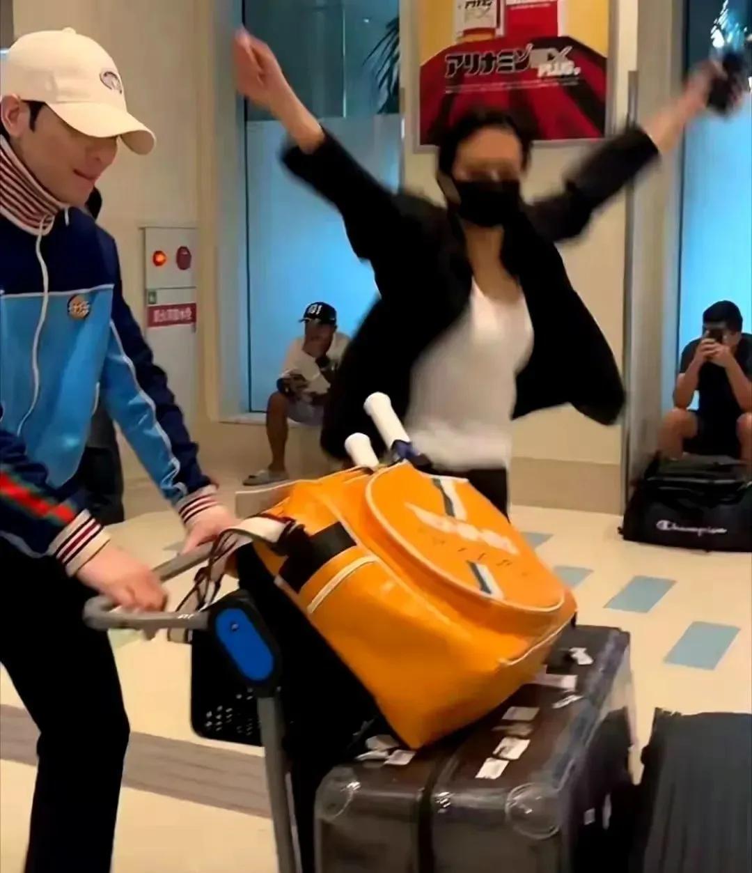 出发去旅游的萧敬腾和林有慧，林有慧开心得手舞足蹈，像一个小朋友一样。所以，在爱的
