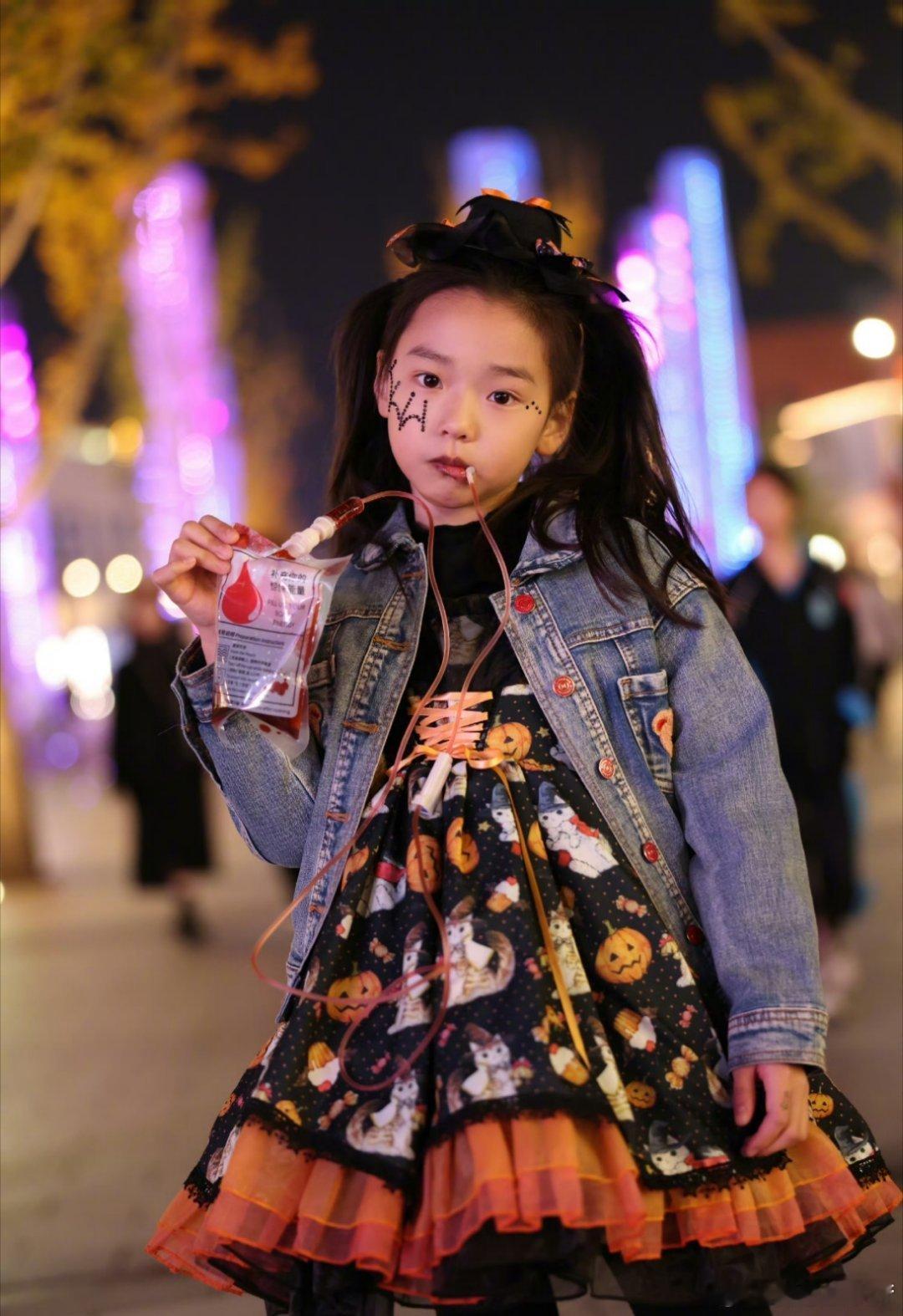 #董璇女儿酒窝小魔女造型#董璇发了和女儿游玩图，配文：酒窝解锁了个新皮肤🎃开始