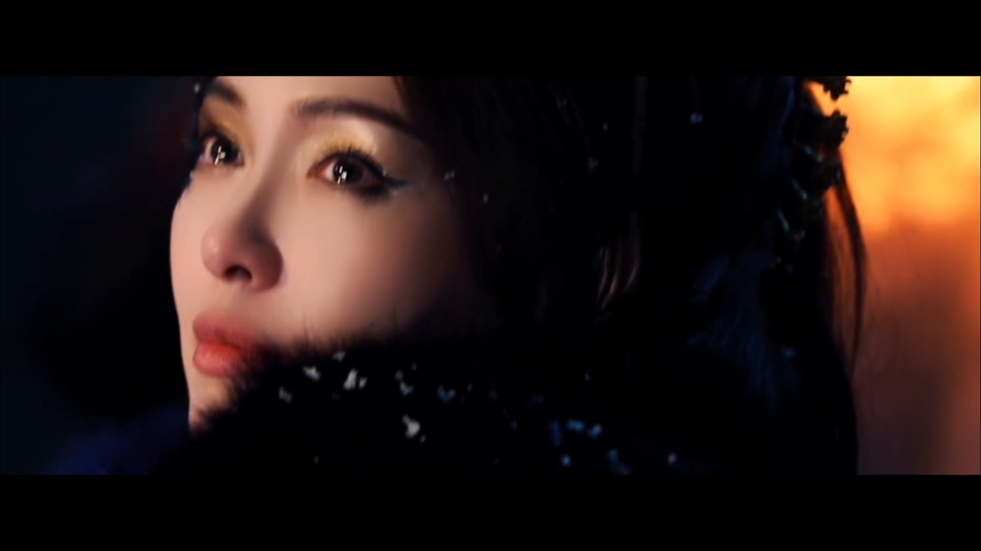 唐嫣鎏金烟熏妆写真鎏金烟黛映娇容，写真凝情韵意浓。珠泪轻垂添故事，唐嫣风采映眸瞳