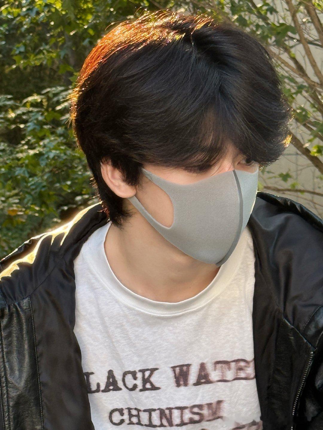 邓佳鑫秋日随拍 邓佳鑫和猫咪合照   邓佳鑫秋日随拍来啦！抱着猫咪合照真是太可爱