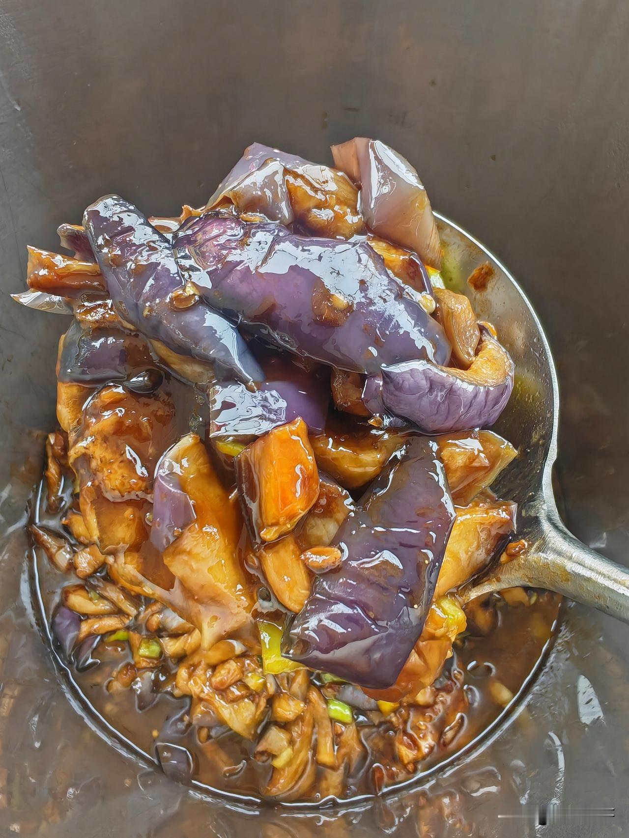 东北盒饭今日菜品：辣子鸡丁、酱烧茄子、红烧肉、葱油包菜。这些都是我爱吃擅长制作的