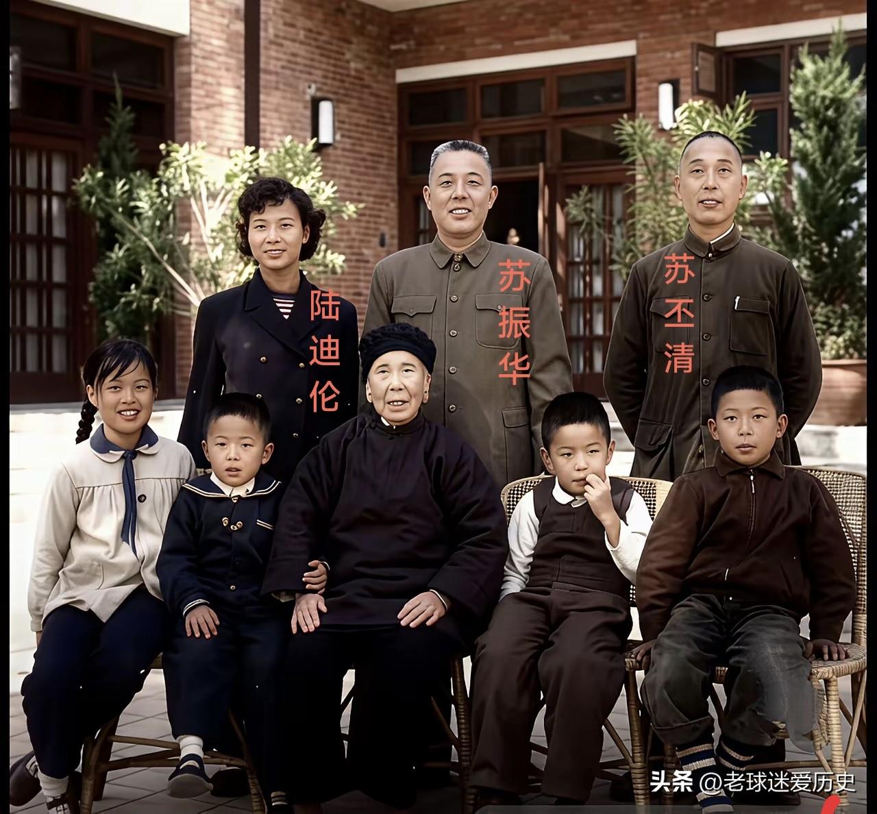 这是开国上将苏振华的一张珍贵全家福，定格了一家人温馨和睦的瞬间。
庭院之中，红砖