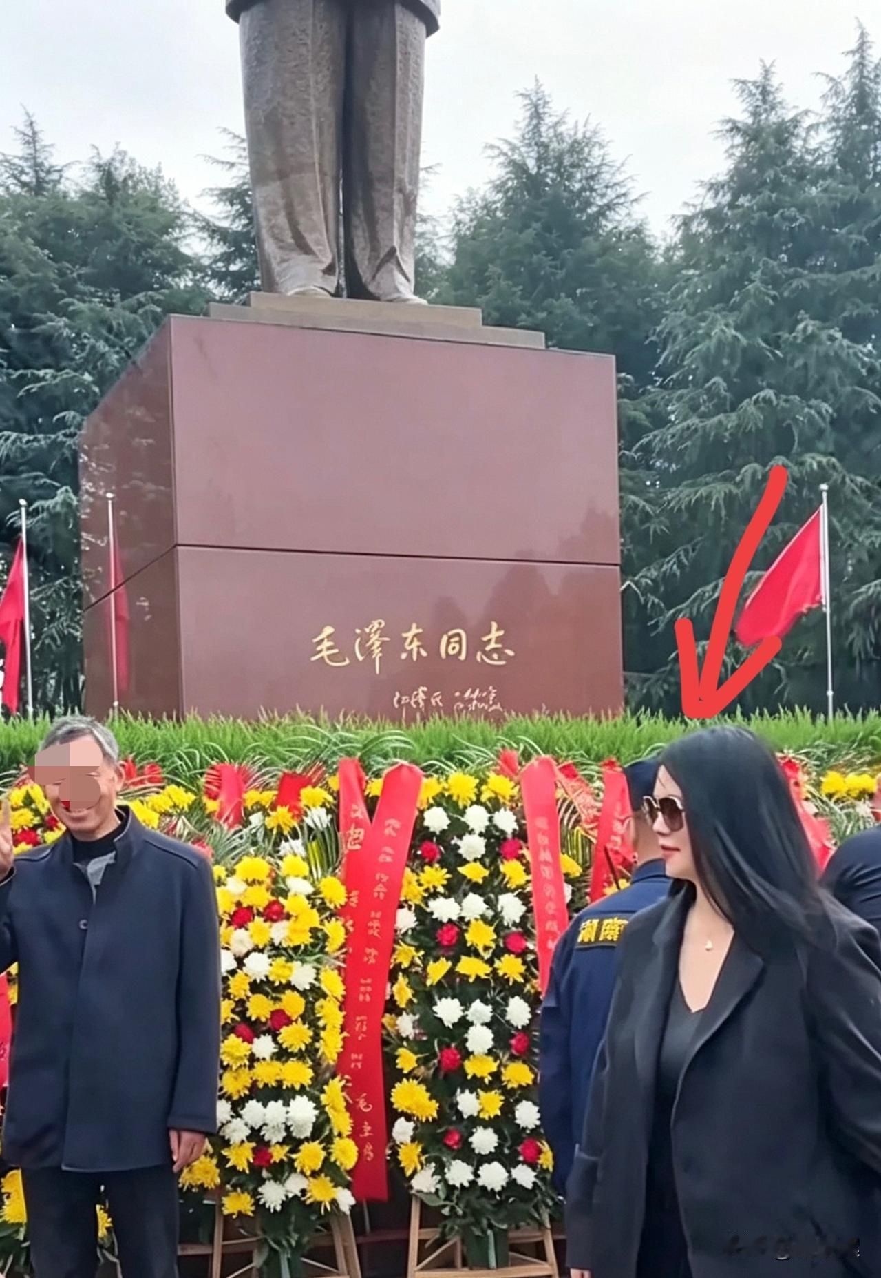 李湘国庆假期又现身韶山，全程佩戴墨镜，引发不少争议：不够庄重

一年两次！继今年
