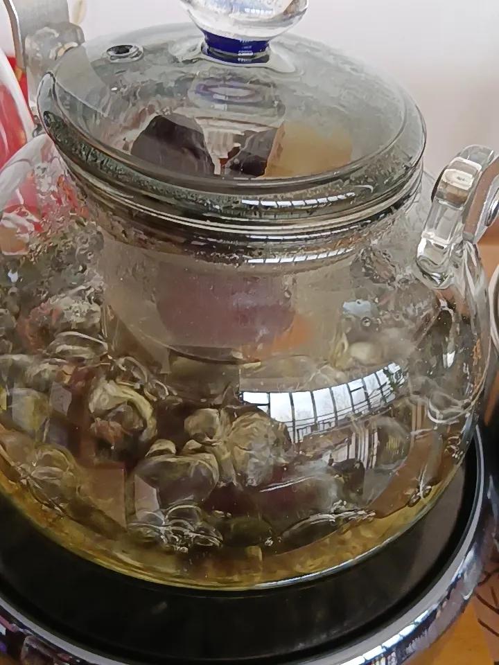 明天就大年三十了，今天老卜还在工作，今天下午准备早回去，欢欢喜喜过大年喽——卜之