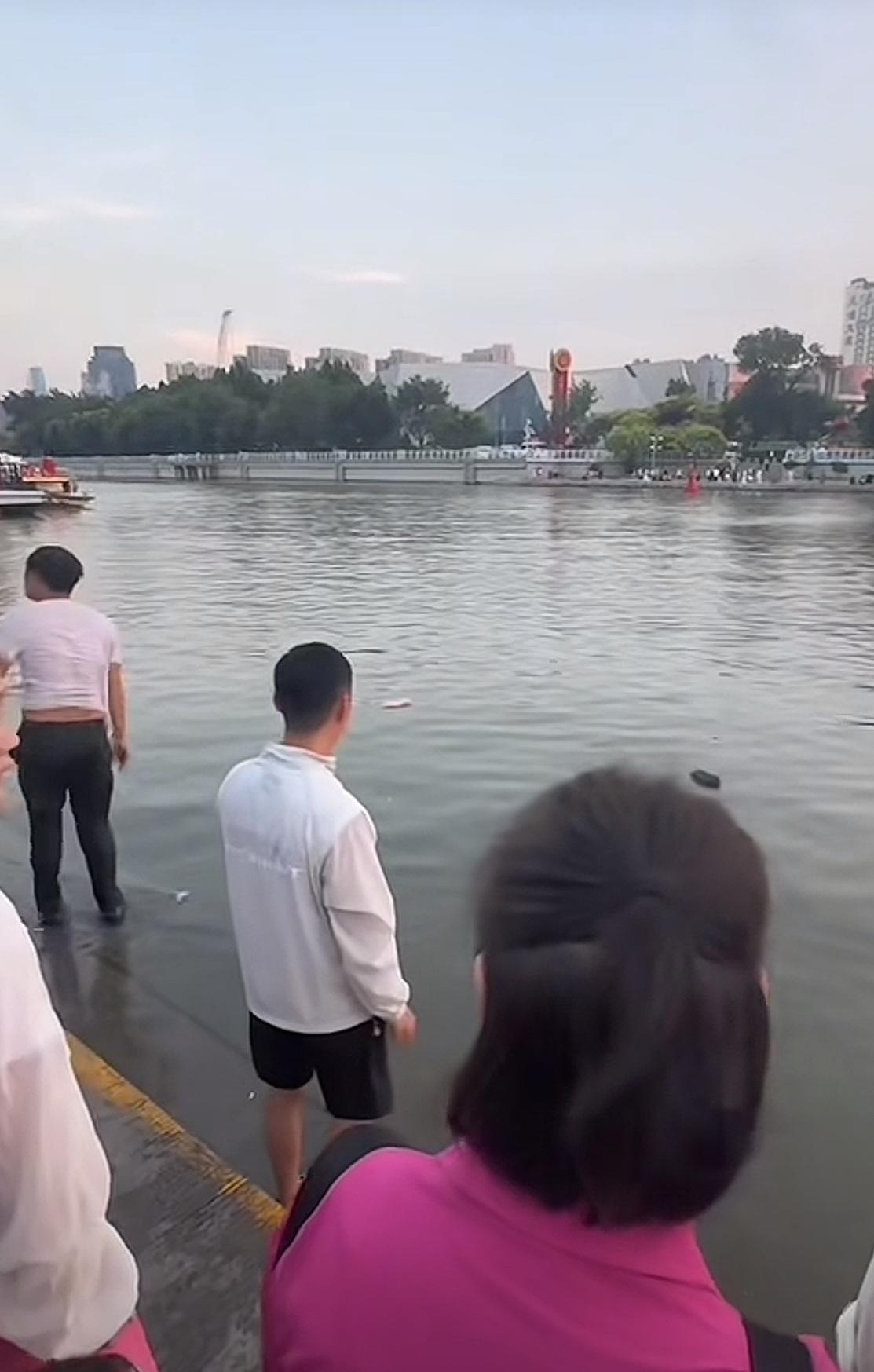 天津之眼那一家四口的悲剧，
都在吵不会游泳该不该下水救人。
可我在想的是怎么能从