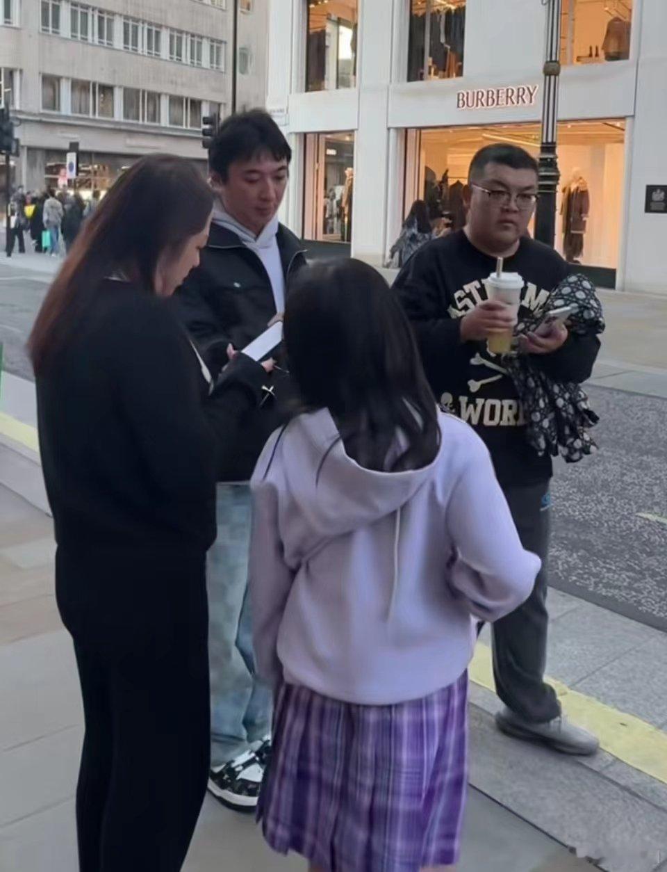 #网友伦敦街头偶遇王思聪##网友和王思聪穿同款鞋子#不得不说啊，王思聪同款鞋子还