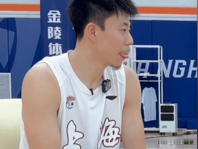 张镇麟转会上海男篮这事儿真挺让人意外的。据他自己说，上海队队友欢迎他时发了好多表