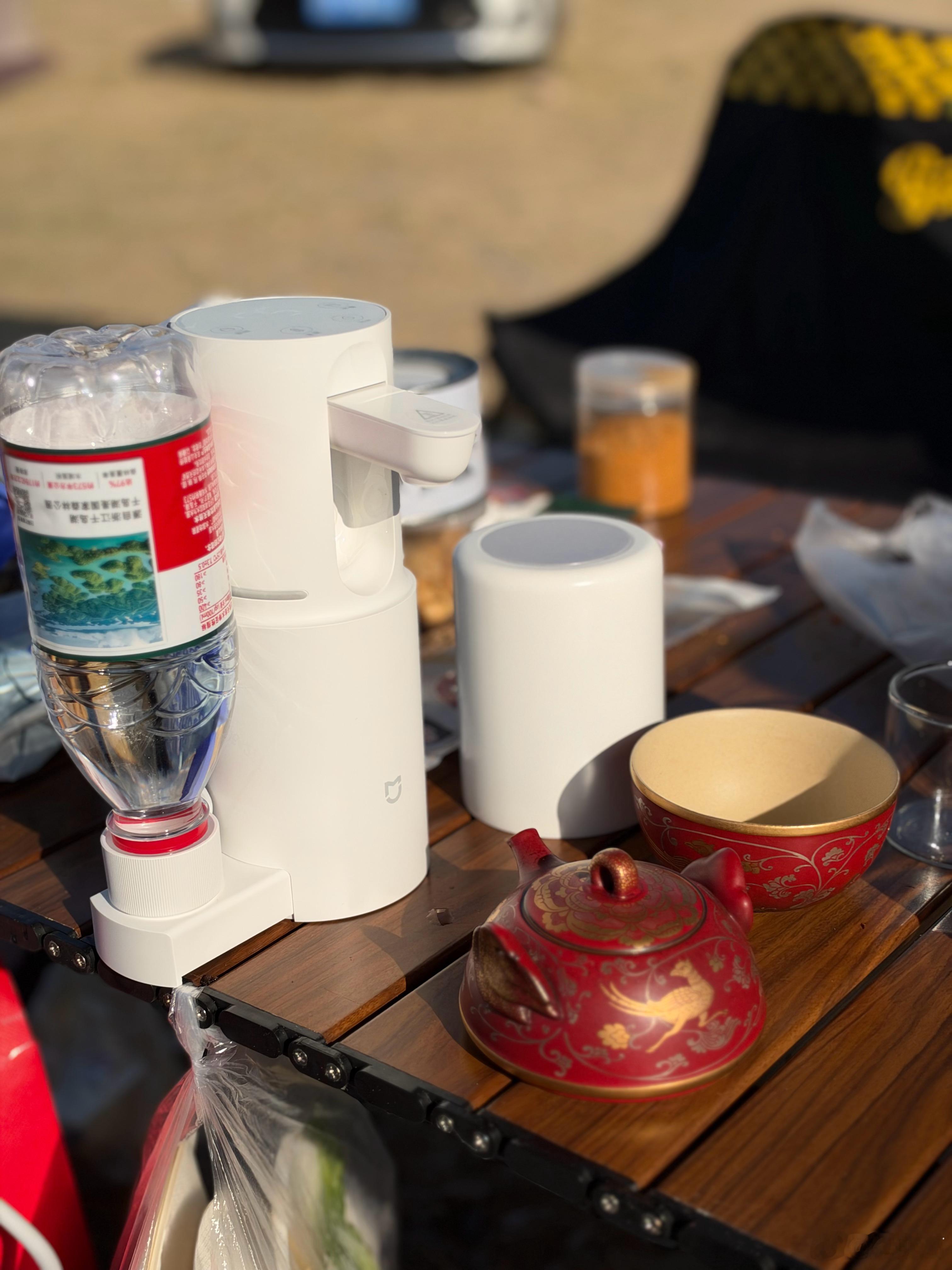 今天去露营，发现了米家的便携式饮水机的另一个用途--泡茶，接上外放电太爽了。 ​