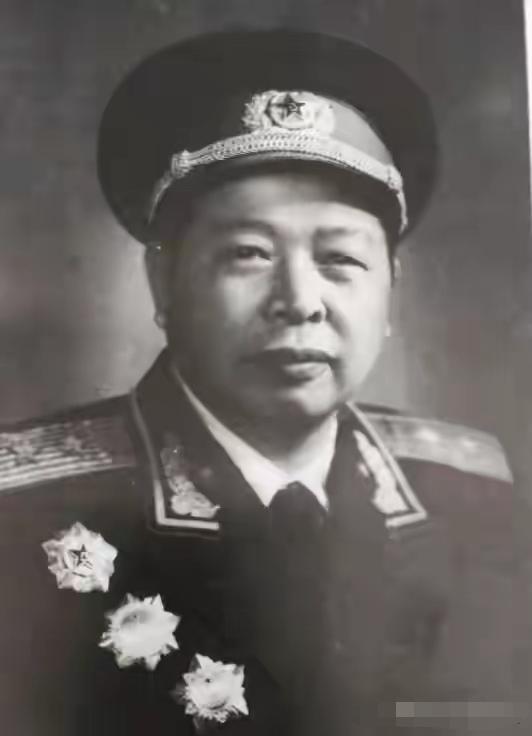 纵队司令出现致命失误，6万解放军差点全覆没，战后他却不降反升

这听上去像个荒诞