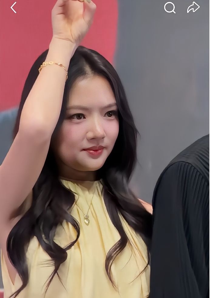 任敏是我见过上镜最吃亏的女明星，明明她的身材是北舞严选，头小腿长，但是她的脸确实
