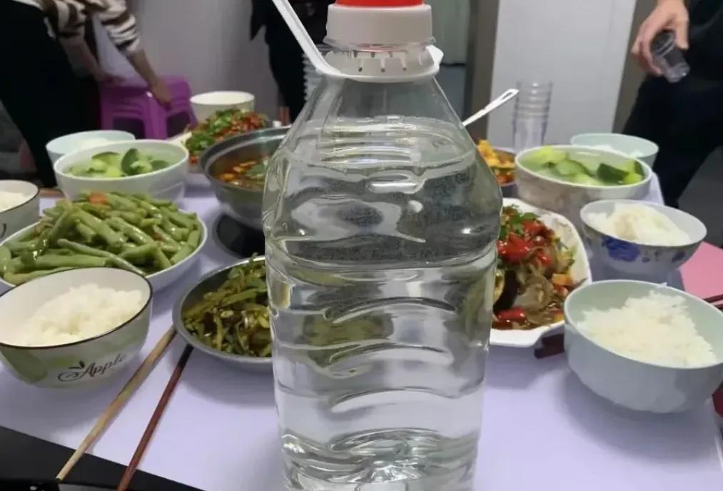 上周，三叔给爷爷买了1桶酒，大概5斤，三叔说花了2000多块，事后才知道里面装的