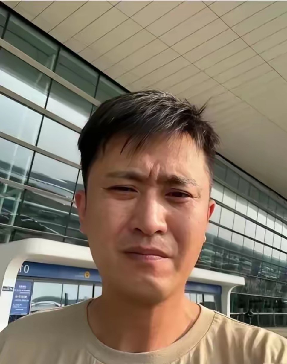 这才是央视主持人杨帆的真面目！在舞台上的杨帆，十分的高大帅气，赢得了很多人的喜爱
