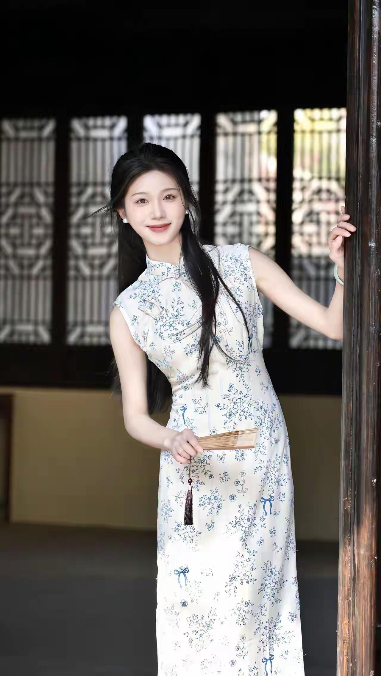 这位小姐姐真的把旗袍的韵味演绎得淋漓尽致，美得让人移不开眼✨
颜值与气质：她有着