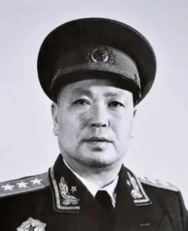 1941年，皖南九千人被围歼，傅秋涛偏带着孕妻冲出去了，而护他突围的是一支从未露