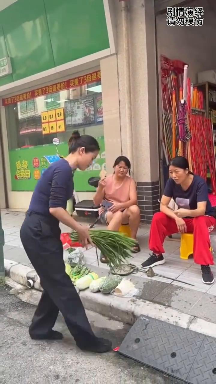 女子来到街头买菜，这时她看到有卖韭菜的，于是她拿起韭菜使劲甩上面的水，这一幕也是