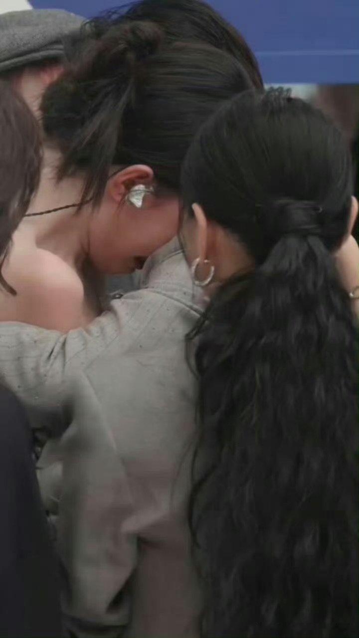 曾沛慈一把抱住孙怡乘风2026这一抱真的太有力量！孙怡情绪崩溃，曾沛慈用抱抱温柔