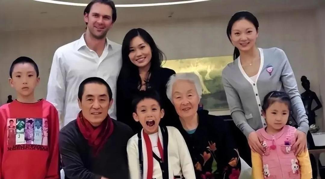 张艺谋与母亲、大女儿、女婿以及小娇妻陈婷与孩子们。