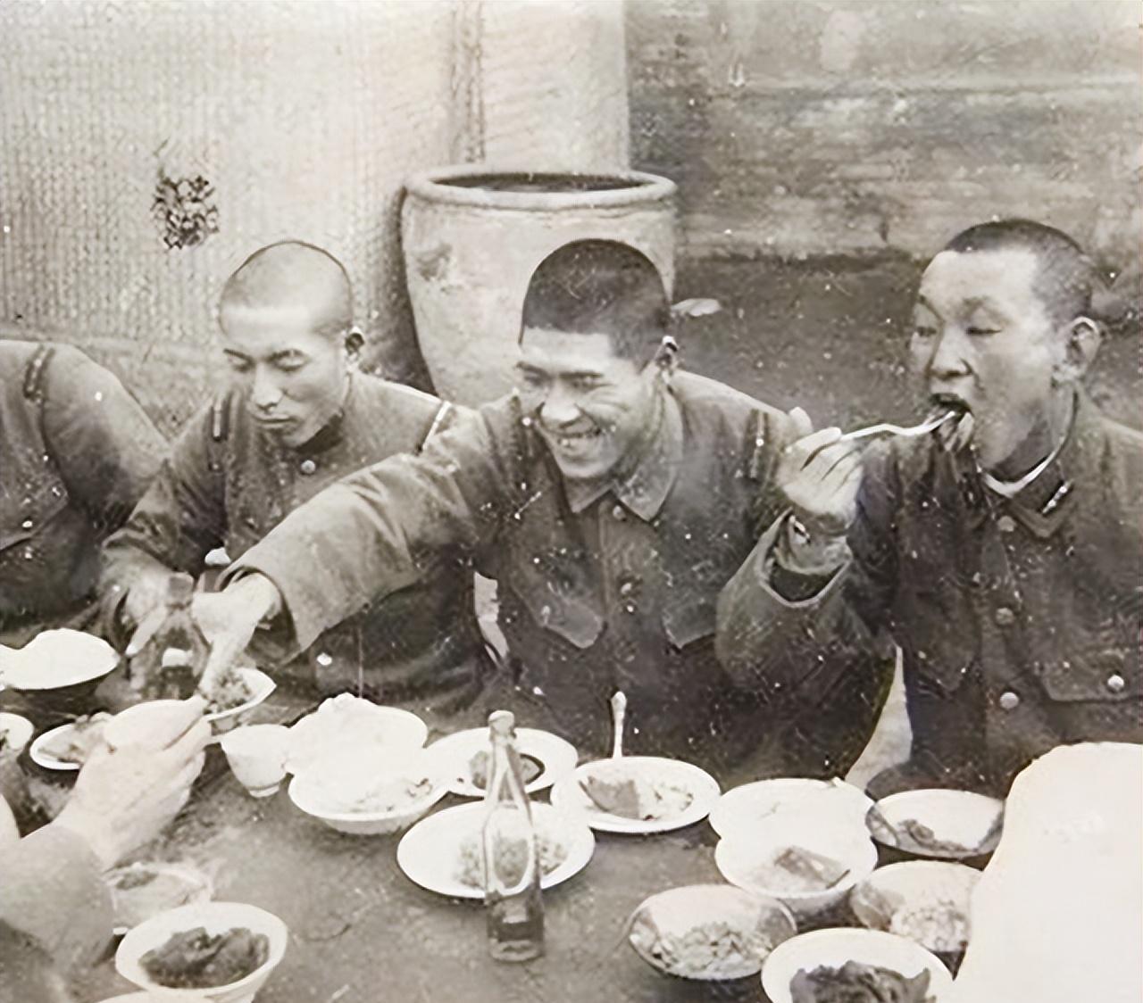 1944年，河南伊川县保安团的汉奸团长设宴款待众多日本高级军官。席间，一名伙计突