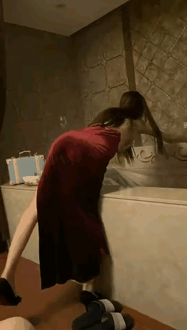 忙碌了一天
晚上回来
在大浴缸里泡个澡
不要太舒服[灵光一闪]