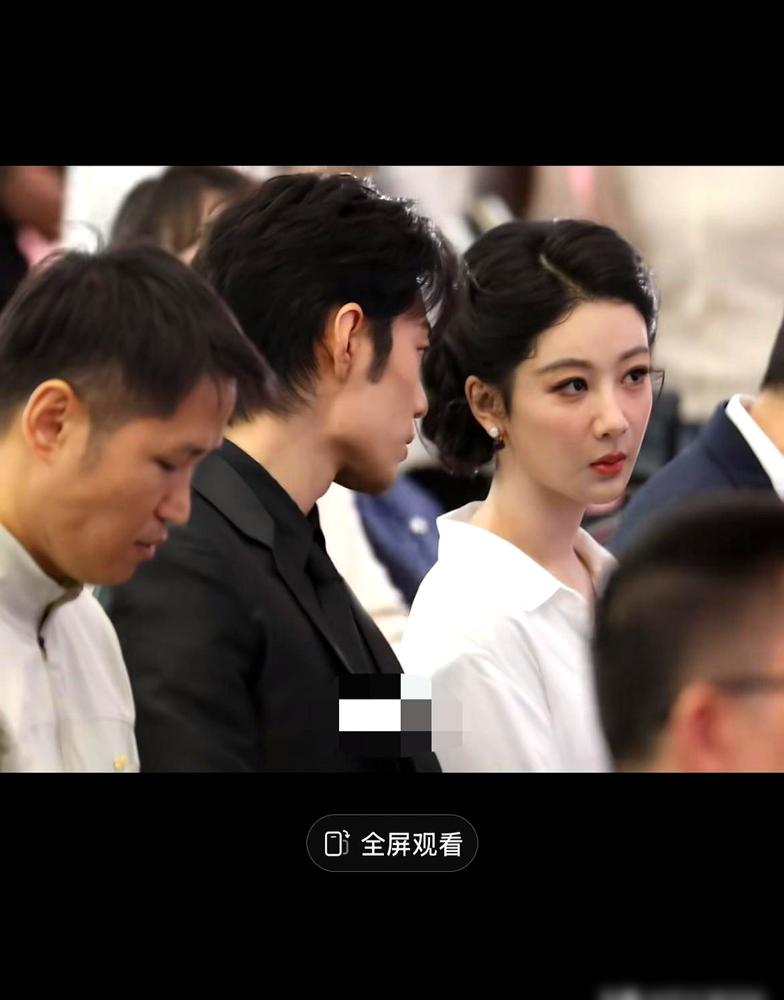 一场盛典，杨紫和肖战挨着坐，全程低头说话。
热搜爆了。
上一次，他们这样捆绑出现