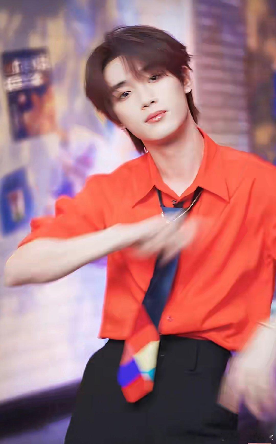 丁程鑫cha了倪鼠摇丁程鑫这版倪鼠摇直接封神！卡点丝滑动作利落，舞台表现力直接拉