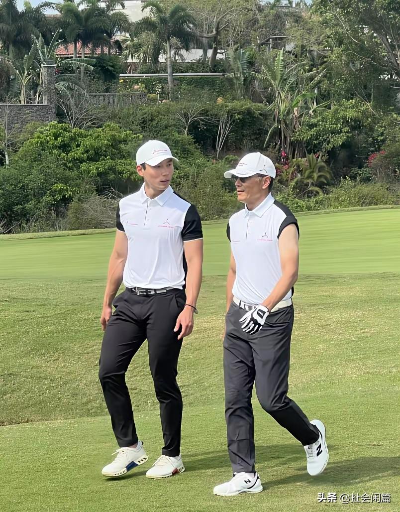 67岁的苗侨伟，近日和儿子一起出现在了高尔夫球赛场上，被网友狂赞越老越帅。

想