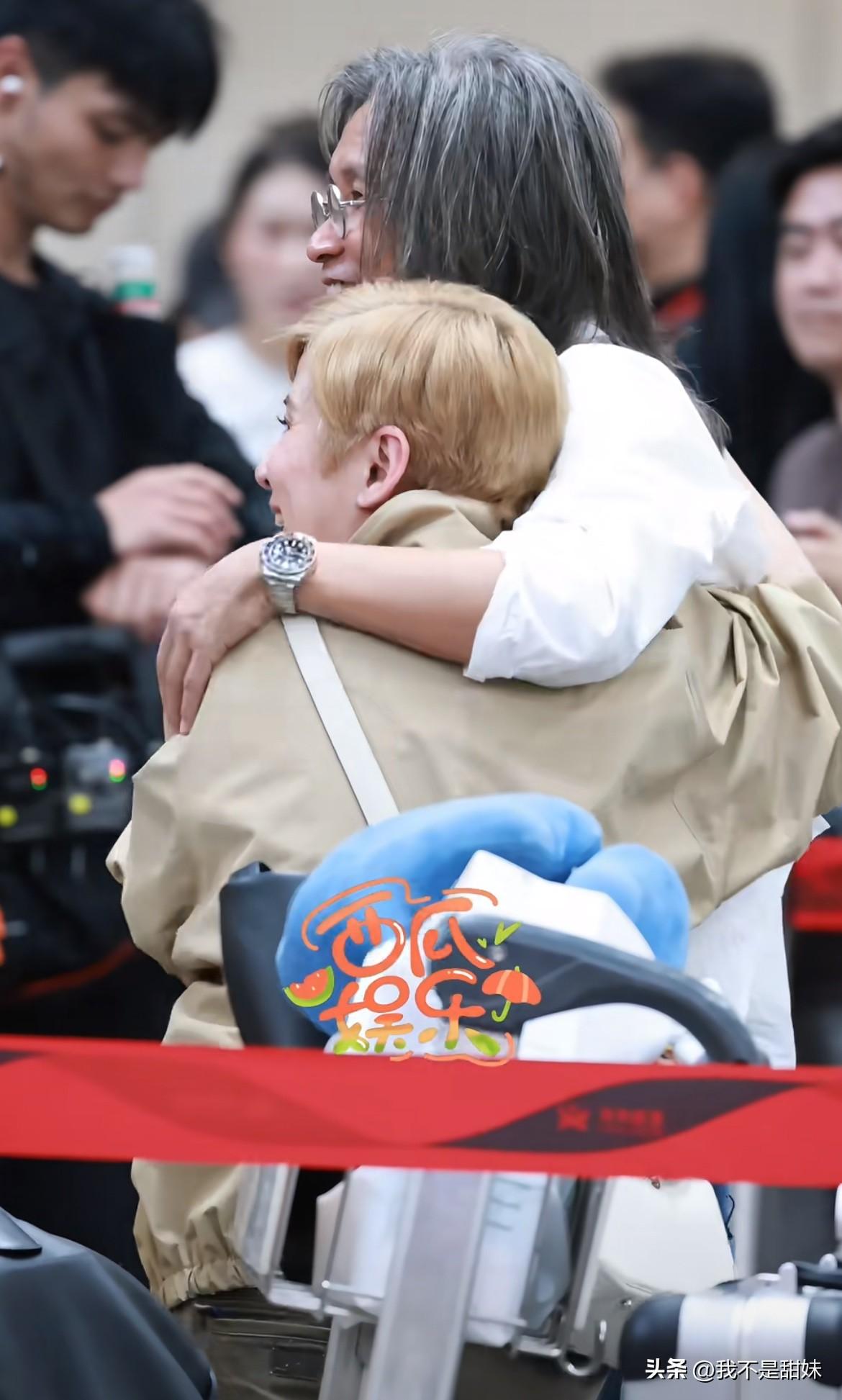 导演就这样看着他们秀恩爱👩‍❤️‍💋‍👨！
她俩结婚了只是没领证，她不想被