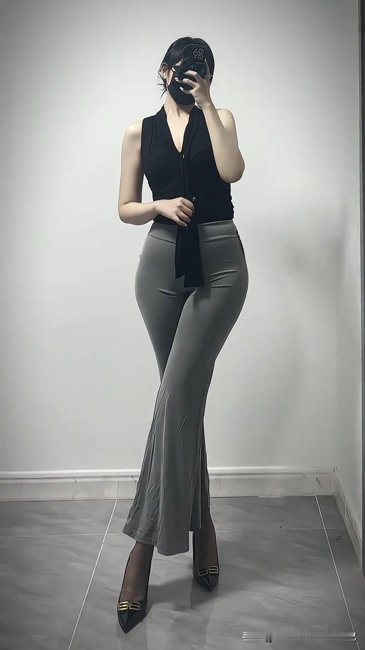 用一组图片为大家展现，将“职场松弛感”穿在身上究竟是何种体验。黑色背心搭配灰调微