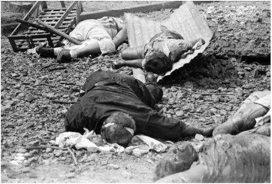 1943年，15岁女孩刘杰英不幸被两个日本士兵盯上，她强装镇定，一路引着两人来到