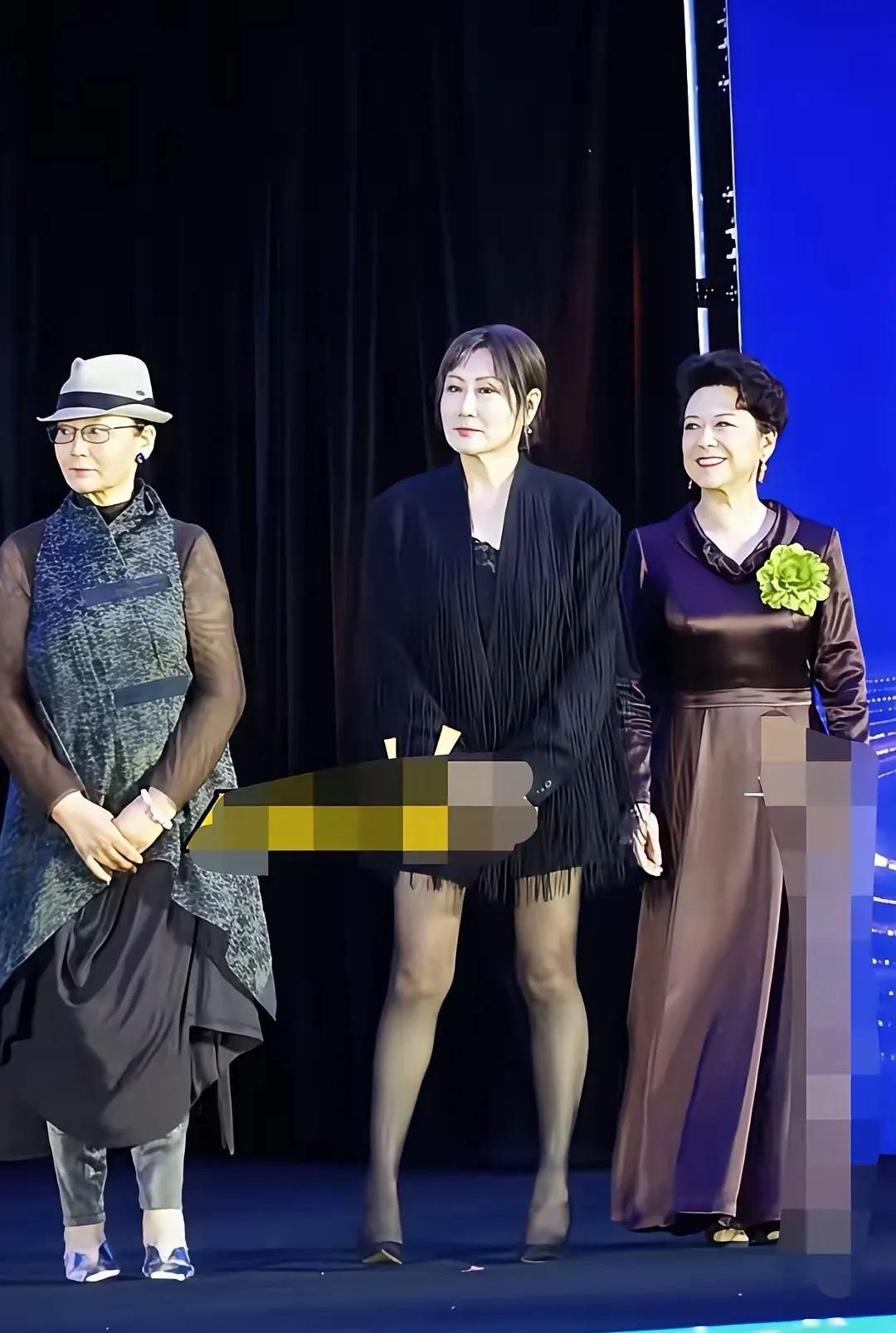 张凯丽在台上不尴尬吗虽然和旁边的潘虹差了10岁，但是在网友眼中她俩真的是一个辈分