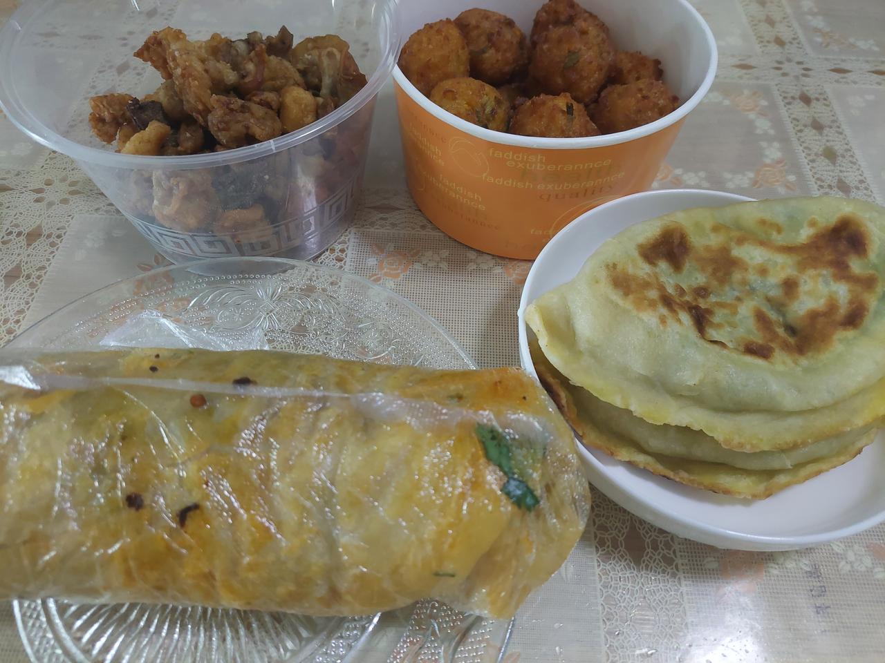 好不容易今天休息，早餐就是 G 哥做的粥，煮蛋，加了一个土豆片。

下午餐。
