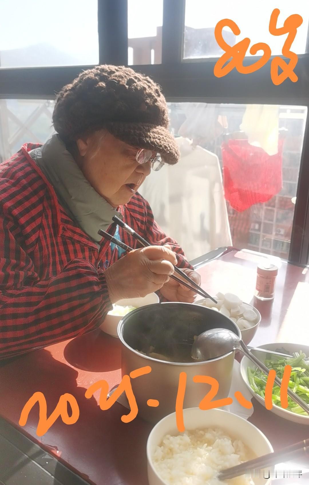 前几天看到妈妈年轻的照片，大概二十多岁吧！比我的女儿还小！突然破防了！因为妈妈现