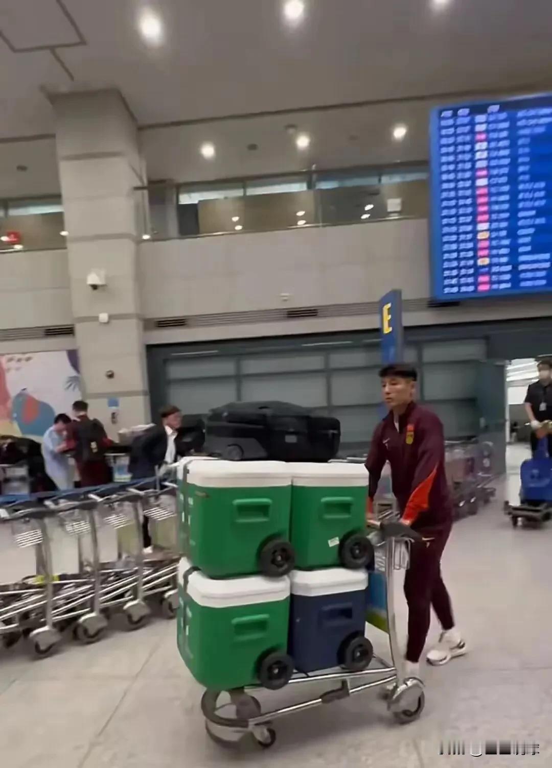 惴惴不安！国足抵达韩国，头号射手武磊脸色沉重：
1. 此役一战不知能否拿到想要的