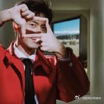 镜头扫到李现帅我一大跳 春晚《马上有奇迹》一开场，镜头捕捉到李现，那一身正红色西