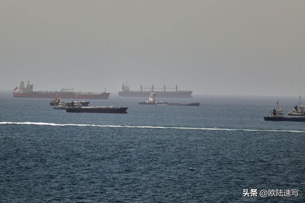 据德国媒体每日新闻报道，一艘空载油轮、1次导弹打击、2个海湾国家接连拉响警报，美