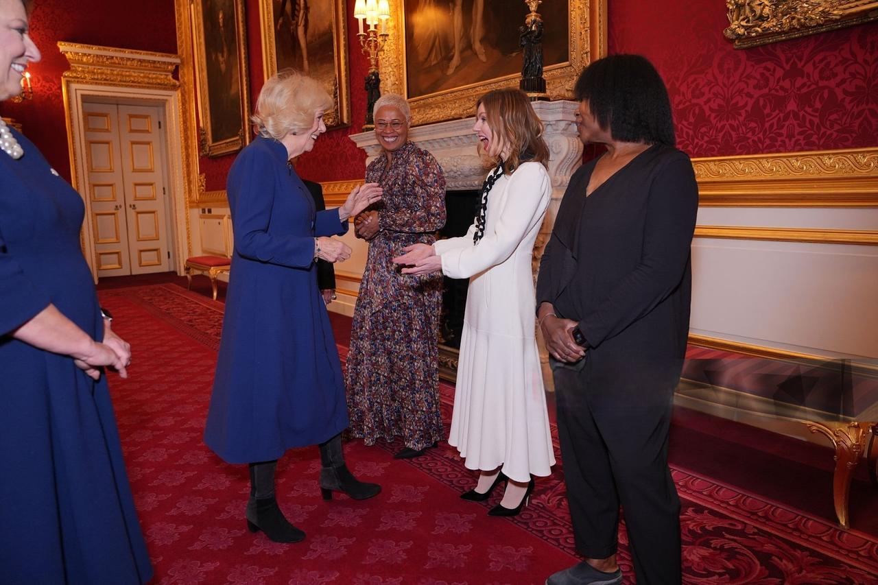 此女可当情妇，这是蒙巴顿将军第一次见到卡米拉后的评价，查尔斯王子却将自己婚姻的不