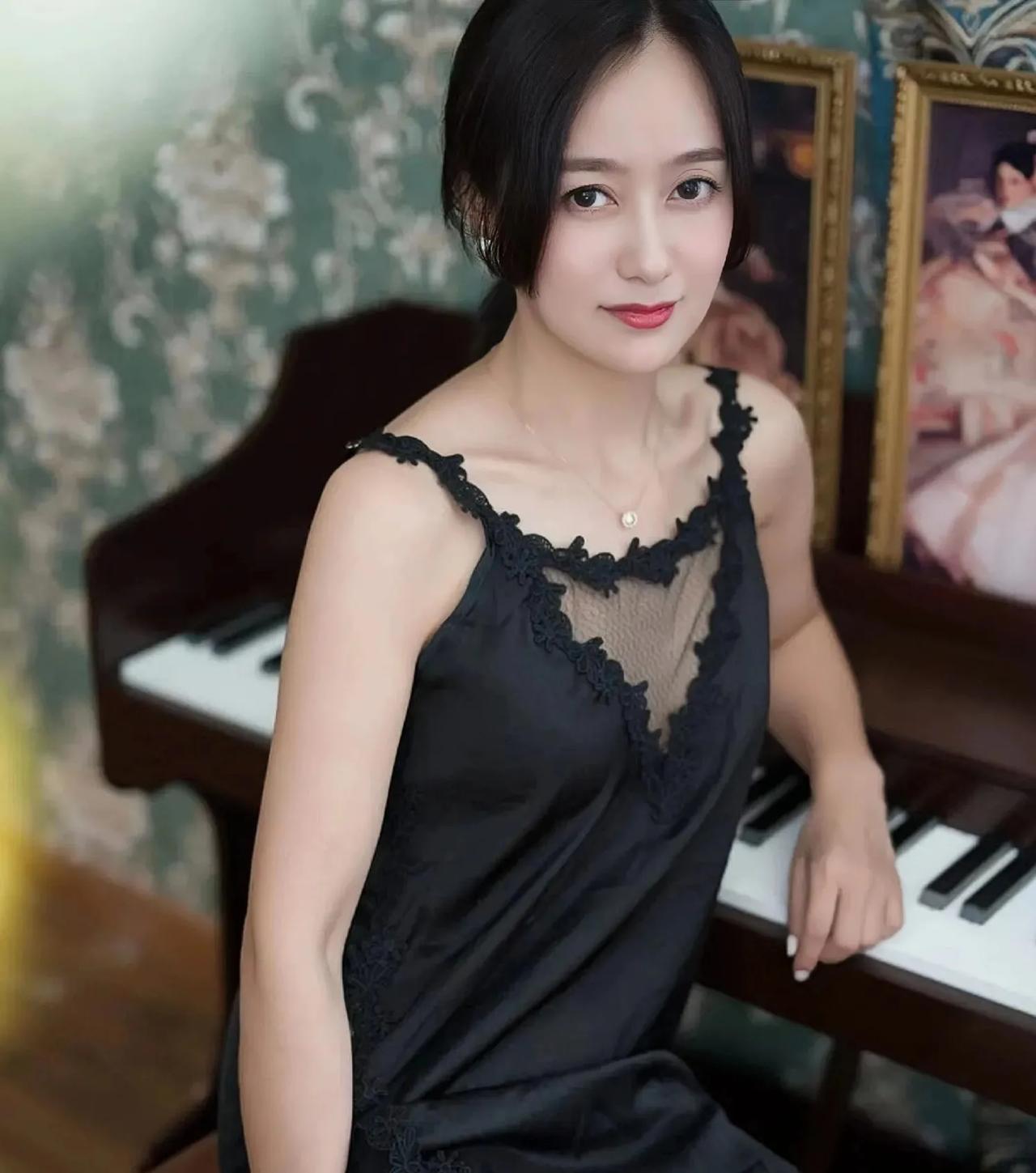 迷人小阿姨
三十多岁的迷人小阿姨，就像手里的一朵娇艳的红玫瑰，迷人且芬芳，人生最
