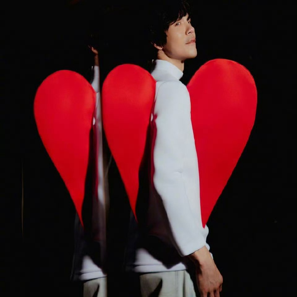 向佐的审美 向佐换微博头像了 向佐的审美越来越好了 向佐审美 ​ ​​​