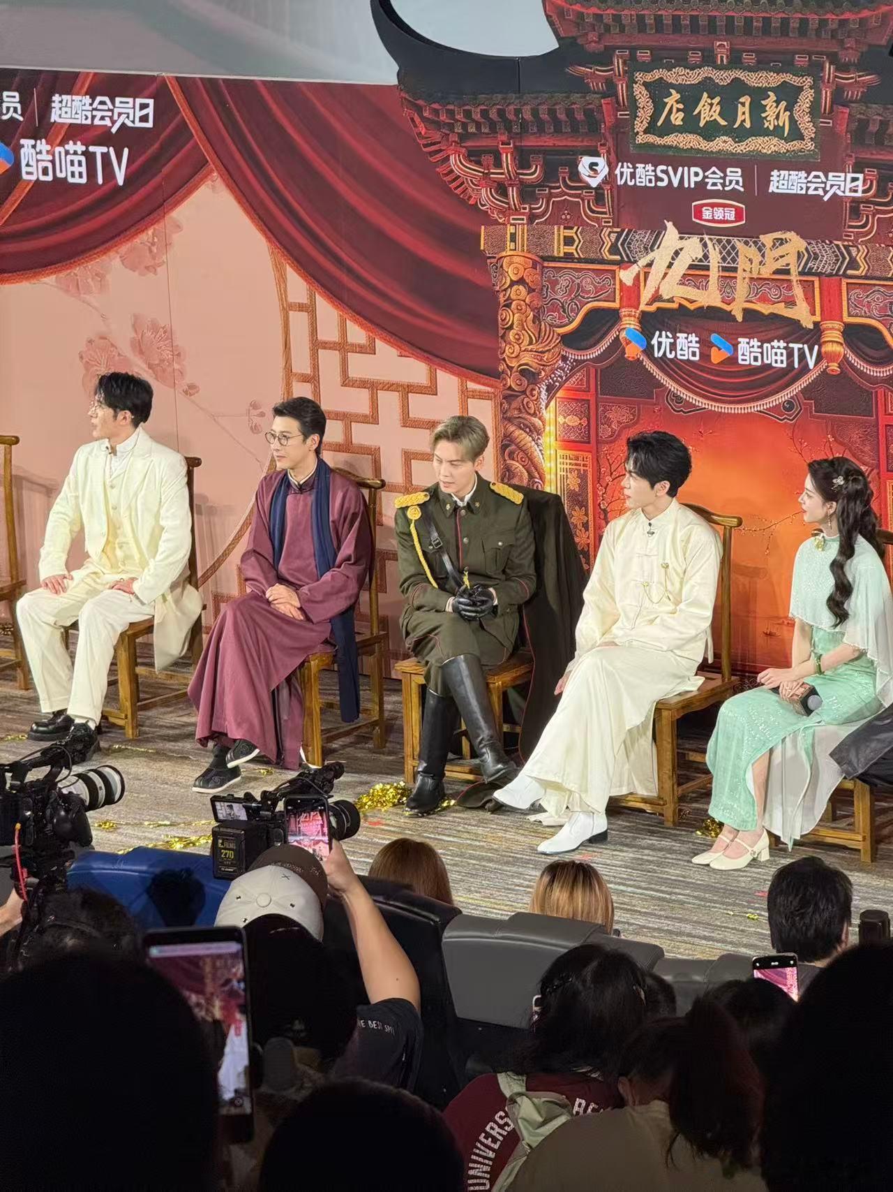 谁能分得清是陈伟霆还是张启山陈伟霆佛爷不愧是佛爷九门佛爷下班顺路来新月饭店吃个饭