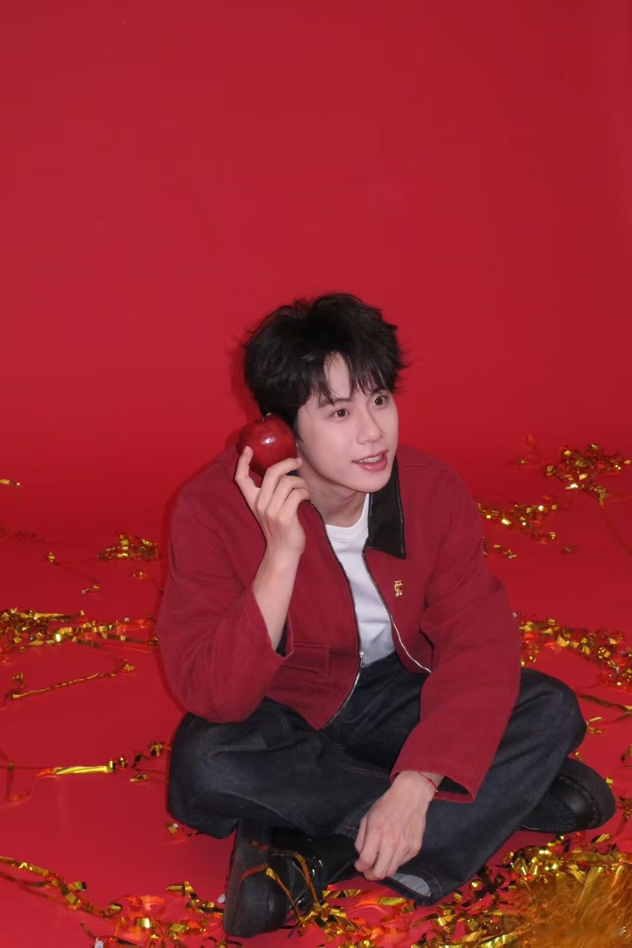 周奇上恋综没有人选周五晚高疯 谁能想到恋综最出圈的是周奇！别人都在甜蜜互动，他直