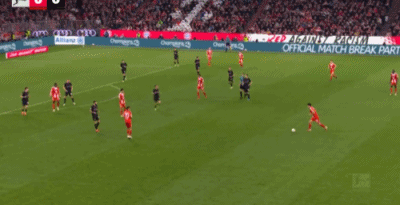 【德甲】拜仁4比1门兴▼足球 精彩进球：第32分钟，格雷茨卡挑传，迪亚斯凌空抽射