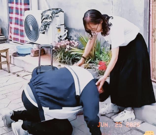 太破防了！陕西一男孩走到一位年轻女子面前，突然跪地喊了一声“妈”，当场让女子泪崩