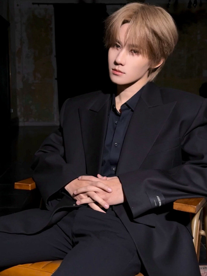 张真源黑西装库存照 张真源黑西装库存照，金发黑西装这个张真源真是帅的没边了啊！ 