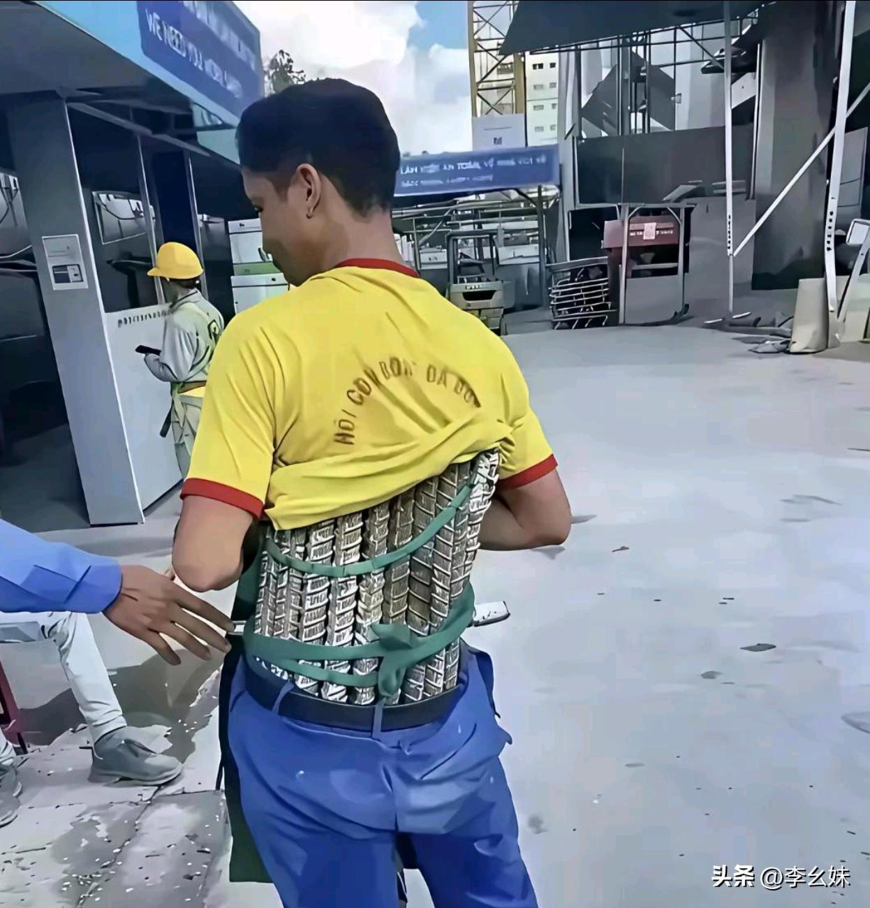 这工人腰上绑这个干嘛？